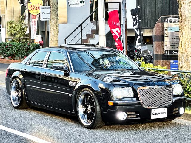 クライスラー・３００Ｃ ５．７ＨＥＭＩ・新車並行・実走行車・ＡＳＡＮＴＩ２２ｉｎｃ・　ＴＥＩＮ車高調・ＳＵＲＵＴマーカー・社外トランクスポイラー・社外ブレーキ・社外グリル・黒革内装・サンルーフ・ウインドウモールカスタムペイント・社外クロームパーツ・４灯ＨＩＤ・社外ナビ・シートヒーター（33枚目）