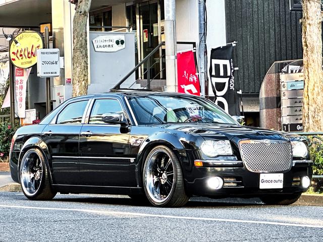 クライスラー・３００Ｃ ５．７ＨＥＭＩ・新車並行・実走行車・ＡＳＡＮＴＩ２２ｉｎｃ・　ＴＥＩＮ車高調・ＳＵＲＵＴマーカー・社外トランクスポイラー・社外ブレーキ・社外グリル・黒革内装・サンルーフ・ウインドウモールカスタムペイント・社外クロームパーツ・４灯ＨＩＤ・社外ナビ・シートヒーター（34枚目）