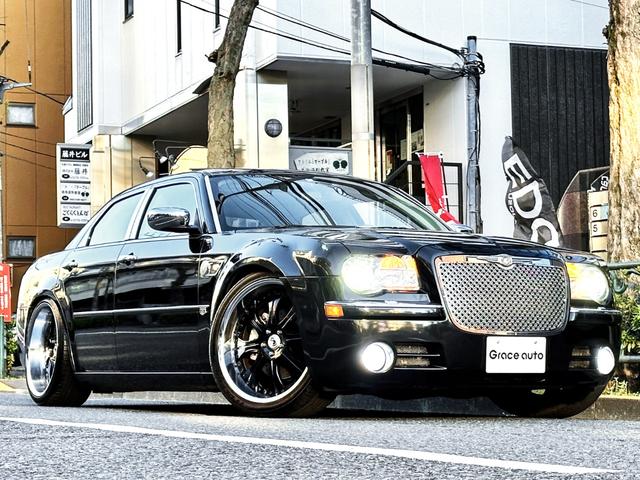 クライスラー・３００Ｃ ５．７ＨＥＭＩ・新車並行・実走行車・ＡＳＡＮＴＩ２２ｉｎｃ・　ＴＥＩＮ車高調・ＳＵＲＵＴマーカー・社外トランクスポイラー・社外ブレーキ・社外グリル・黒革内装・サンルーフ・ウインドウモールカスタムペイント・社外クロームパーツ・４灯ＨＩＤ・社外ナビ・シートヒーター（37枚目）