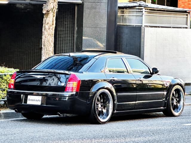 ５．７ＨＥＭＩ・新車並行・実走行車・ＡＳＡＮＴＩ２２ｉｎｃ・　ＴＥＩＮ車高調・ＳＵＲＵＴマーカー・社外トランクスポイラー・社外ブレーキ・社外グリル・黒革内装・サンルーフ・ウインドウモールカスタムペイント・社外クロームパーツ・４灯ＨＩＤ・社外ナビ・シートヒーター(42枚目)