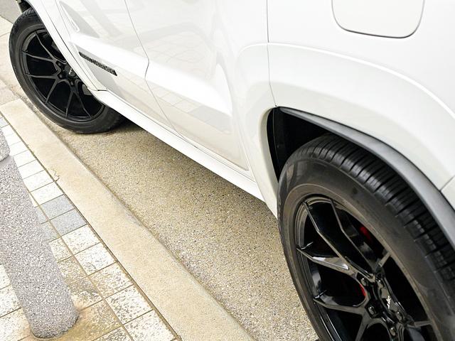 ジープ・グランドチェロキー ＳＲＴ８・後期型・パワークラフト可変マフラー・ビルシュタイン　・ローダウン・社外２０ＡＷ・カーボン内装パネル・パノラマサンルーフ・全席シートヒーター・ベンチレーション・ＡＣＣ・車線維持支援機能・ナビ・ＴＶ・Ｂｌｕｅｔｏｏｔｈ・前横後カメラ・電動トランク・ドラレコ（47枚目）