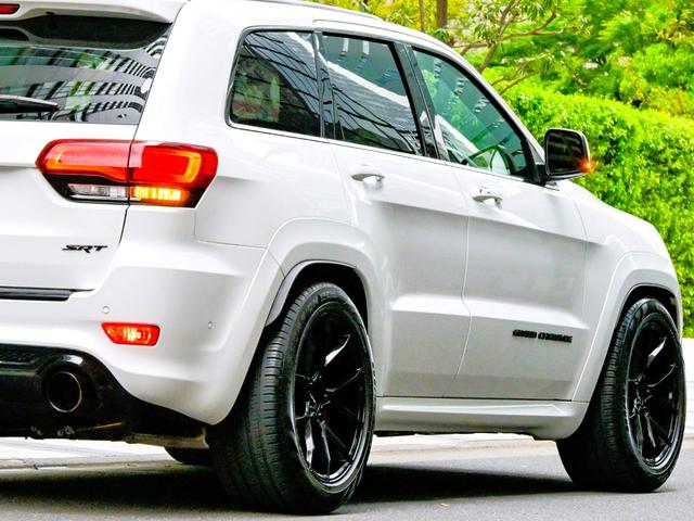 ジープ・グランドチェロキー ＳＲＴ８・後期型・パワークラフト可変マフラー・ビルシュタイン　・ローダウン・社外２０ＡＷ・カーボン内装パネル・パノラマサンルーフ・全席シートヒーター・ベンチレーション・ＡＣＣ・車線維持支援機能・ナビ・ＴＶ・Ｂｌｕｅｔｏｏｔｈ・前横後カメラ・電動トランク・ドラレコ（54枚目）