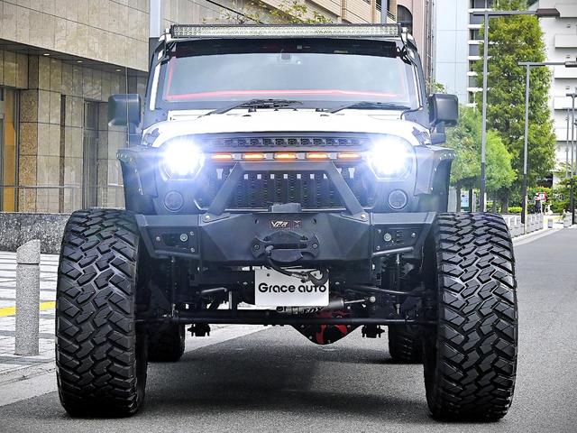 ジープ・ラングラーアンリミテッド ルビコン・ハードロック・フルカスタム・新品電動サイドステップ ・リフトUP・FUEL24in・金属製アーマーフェンダー・社外バンパー・社外グリル・LEDライト・マグナフロー2本出しマフラー・FOX足廻り・社外デフカバー・社外ロールケージ・LEDアンビエントライト(2枚目)