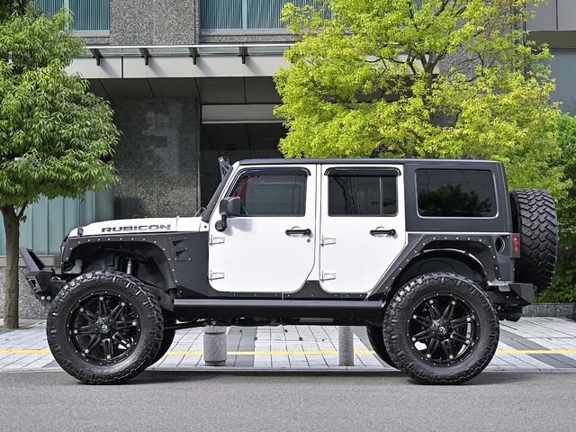 ジープ・ラングラーアンリミテッド ルビコン・ハードロック・フルカスタム・新品電動サイドステップ ・リフトUP・FUEL24in・金属製アーマーフェンダー・社外バンパー・社外グリル・LEDライト・マグナフロー2本出しマフラー・FOX足廻り・社外デフカバー・社外ロールケージ・LEDアンビエントライト(4枚目)