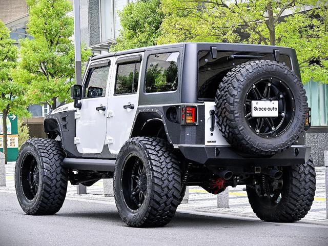 ジープ・ラングラーアンリミテッド ルビコン・ハードロック・フルカスタム・新品電動サイドステップ ・リフトUP・FUEL24in・金属製アーマーフェンダー・社外バンパー・社外グリル・LEDライト・マグナフロー2本出しマフラー・FOX足廻り・社外デフカバー・社外ロールケージ・LEDアンビエントライト(5枚目)