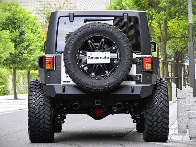 ジープ・ラングラーアンリミテッド ルビコン・ハードロック・フルカスタム・新品電動サイドステップ ・リフトUP・FUEL24in・金属製アーマーフェンダー・社外バンパー・社外グリル・LEDライト・マグナフロー2本出しマフラー・FOX足廻り・社外デフカバー・社外ロールケージ・LEDアンビエントライト(6枚目)
