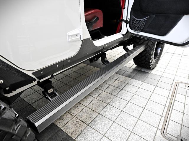 ジープ・ラングラーアンリミテッド ルビコン・ハードロック・フルカスタム・新品電動サイドステップ ・リフトUP・FUEL24in・金属製アーマーフェンダー・社外バンパー・社外グリル・LEDライト・マグナフロー2本出しマフラー・FOX足廻り・社外デフカバー・社外ロールケージ・LEDアンビエントライト(11枚目)