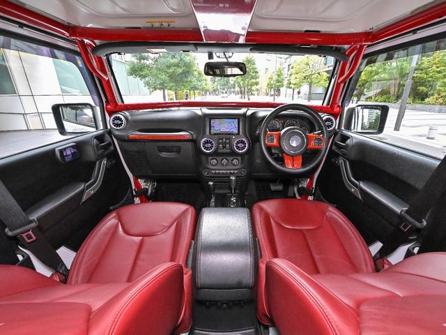 ジープ・ラングラーアンリミテッド ルビコン・ハードロック・フルカスタム・新品電動サイドステップ ・リフトUP・FUEL24in・金属製アーマーフェンダー・社外バンパー・社外グリル・LEDライト・マグナフロー2本出しマフラー・FOX足廻り・社外デフカバー・社外ロールケージ・LEDアンビエントライト(13枚目)