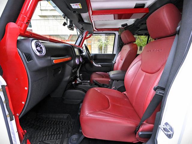 ジープ・ラングラーアンリミテッド ルビコン・ハードロック・フルカスタム・新品電動サイドステップ ・リフトUP・FUEL24in・金属製アーマーフェンダー・社外バンパー・社外グリル・LEDライト・マグナフロー2本出しマフラー・FOX足廻り・社外デフカバー・社外ロールケージ・LEDアンビエントライト(15枚目)