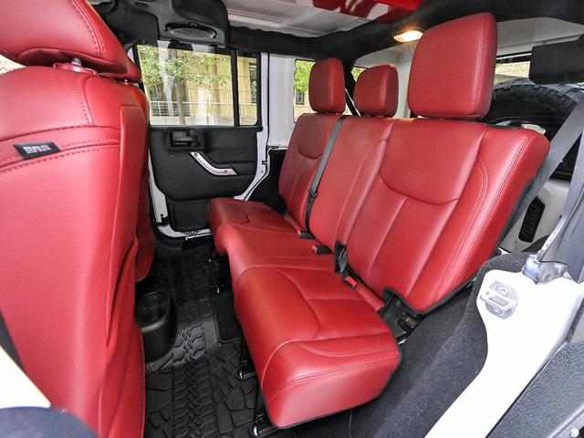 ジープ・ラングラーアンリミテッド ルビコン・ハードロック・フルカスタム・新品電動サイドステップ ・リフトUP・FUEL24in・金属製アーマーフェンダー・社外バンパー・社外グリル・LEDライト・マグナフロー2本出しマフラー・FOX足廻り・社外デフカバー・社外ロールケージ・LEDアンビエントライト(16枚目)