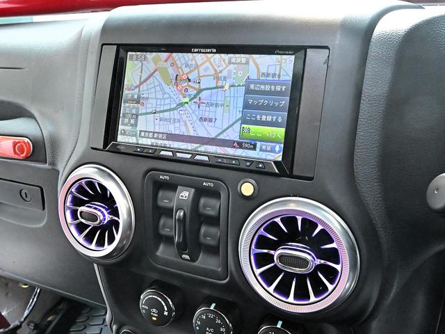 ジープ・ラングラーアンリミテッド ルビコン・ハードロック・フルカスタム・新品電動サイドステップ ・リフトUP・FUEL24in・金属製アーマーフェンダー・社外バンパー・社外グリル・LEDライト・マグナフロー2本出しマフラー・FOX足廻り・社外デフカバー・社外ロールケージ・LEDアンビエントライト(18枚目)