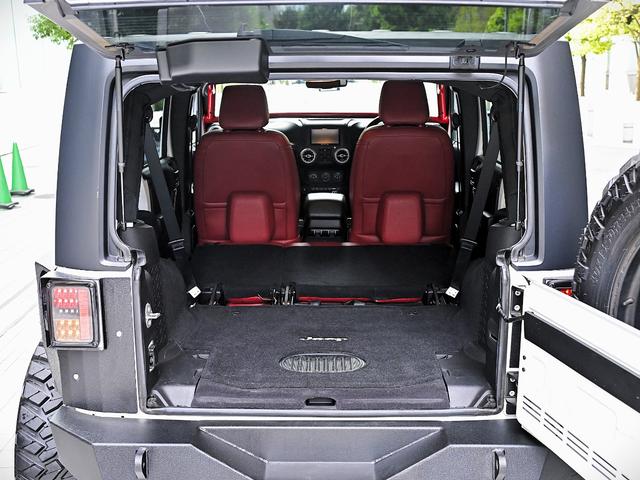 ジープ・ラングラーアンリミテッド ルビコン・ハードロック・フルカスタム・新品電動サイドステップ ・リフトUP・FUEL24in・金属製アーマーフェンダー・社外バンパー・社外グリル・LEDライト・マグナフロー2本出しマフラー・FOX足廻り・社外デフカバー・社外ロールケージ・LEDアンビエントライト(19枚目)