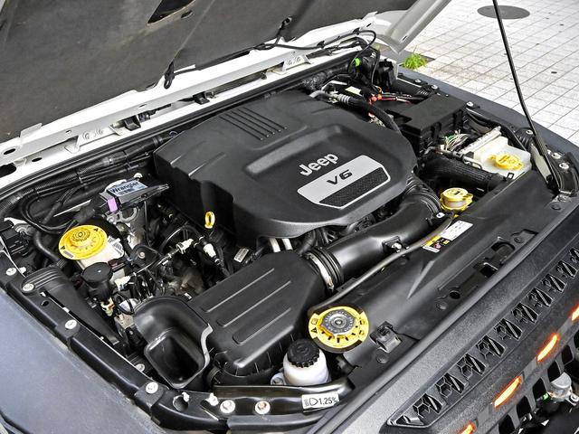 ジープ・ラングラーアンリミテッド ルビコン・ハードロック・フルカスタム・新品電動サイドステップ ・リフトUP・FUEL24in・金属製アーマーフェンダー・社外バンパー・社外グリル・LEDライト・マグナフロー2本出しマフラー・FOX足廻り・社外デフカバー・社外ロールケージ・LEDアンビエントライト(20枚目)