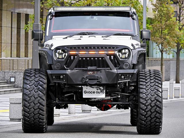 ジープ・ラングラーアンリミテッド ルビコン・ハードロック・フルカスタム・新品電動サイドステップ ・リフトUP・FUEL24in・金属製アーマーフェンダー・社外バンパー・社外グリル・LEDライト・マグナフロー2本出しマフラー・FOX足廻り・社外デフカバー・社外ロールケージ・LEDアンビエントライト(21枚目)
