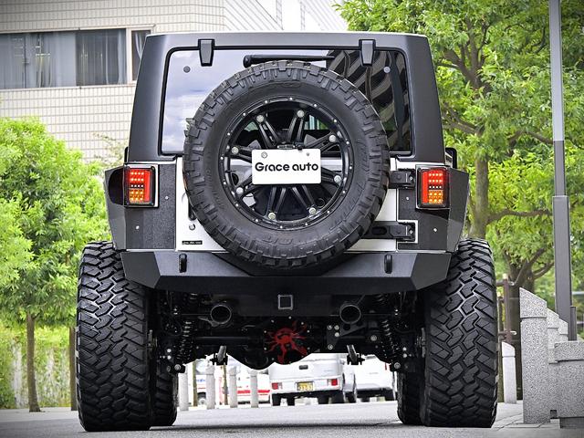 ジープ・ラングラーアンリミテッド ルビコン・ハードロック・フルカスタム・新品電動サイドステップ ・リフトUP・FUEL24in・金属製アーマーフェンダー・社外バンパー・社外グリル・LEDライト・マグナフロー2本出しマフラー・FOX足廻り・社外デフカバー・社外ロールケージ・LEDアンビエントライト(24枚目)