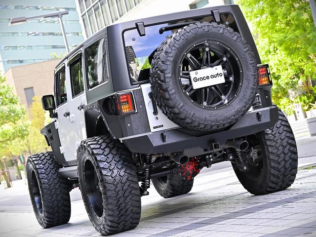 ジープ・ラングラーアンリミテッド ルビコン・ハードロック・フルカスタム・新品電動サイドステップ ・リフトUP・FUEL24in・金属製アーマーフェンダー・社外バンパー・社外グリル・LEDライト・マグナフロー2本出しマフラー・FOX足廻り・社外デフカバー・社外ロールケージ・LEDアンビエントライト(33枚目)