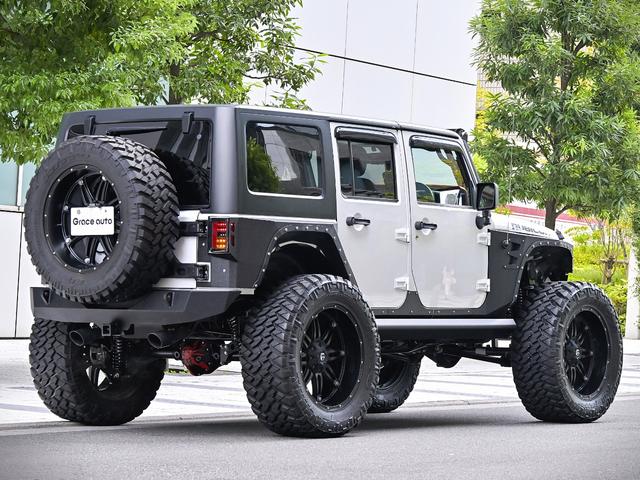 ジープ・ラングラーアンリミテッド ルビコン・ハードロック・フルカスタム・新品電動サイドステップ ・リフトUP・FUEL24in・金属製アーマーフェンダー・社外バンパー・社外グリル・LEDライト・マグナフロー2本出しマフラー・FOX足廻り・社外デフカバー・社外ロールケージ・LEDアンビエントライト(34枚目)