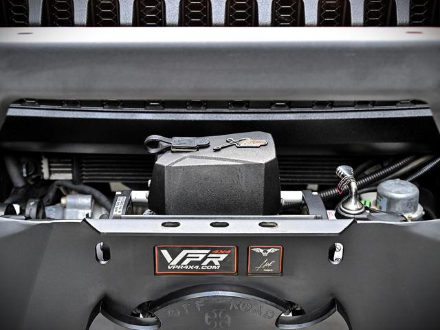 ジープ・ラングラーアンリミテッド ルビコン・ハードロック・フルカスタム・新品電動サイドステップ ・リフトUP・FUEL24in・金属製アーマーフェンダー・社外バンパー・社外グリル・LEDライト・マグナフロー2本出しマフラー・FOX足廻り・社外デフカバー・社外ロールケージ・LEDアンビエントライト(40枚目)