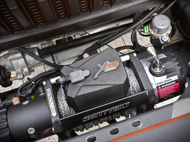 ジープ・ラングラーアンリミテッド ルビコン・ハードロック・フルカスタム・新品電動サイドステップ ・リフトUP・FUEL24in・金属製アーマーフェンダー・社外バンパー・社外グリル・LEDライト・マグナフロー2本出しマフラー・FOX足廻り・社外デフカバー・社外ロールケージ・LEDアンビエントライト(41枚目)