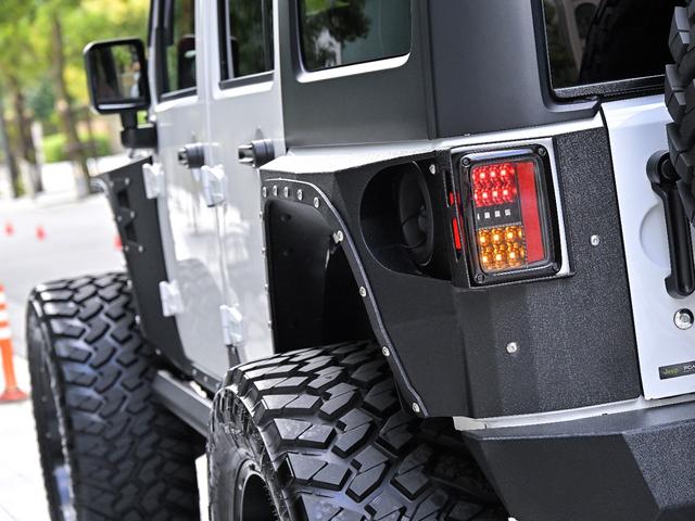 ジープ・ラングラーアンリミテッド ルビコン・ハードロック・フルカスタム・新品電動サイドステップ ・リフトUP・FUEL24in・金属製アーマーフェンダー・社外バンパー・社外グリル・LEDライト・マグナフロー2本出しマフラー・FOX足廻り・社外デフカバー・社外ロールケージ・LEDアンビエントライト(44枚目)