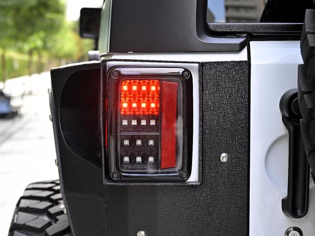 ジープ・ラングラーアンリミテッド ルビコン・ハードロック・フルカスタム・新品電動サイドステップ ・リフトUP・FUEL24in・金属製アーマーフェンダー・社外バンパー・社外グリル・LEDライト・マグナフロー2本出しマフラー・FOX足廻り・社外デフカバー・社外ロールケージ・LEDアンビエントライト(45枚目)