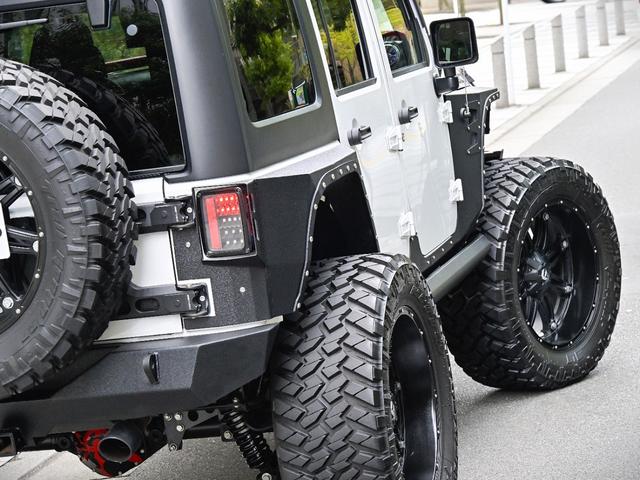 ジープ・ラングラーアンリミテッド ルビコン・ハードロック・フルカスタム・新品電動サイドステップ ・リフトUP・FUEL24in・金属製アーマーフェンダー・社外バンパー・社外グリル・LEDライト・マグナフロー2本出しマフラー・FOX足廻り・社外デフカバー・社外ロールケージ・LEDアンビエントライト(46枚目)