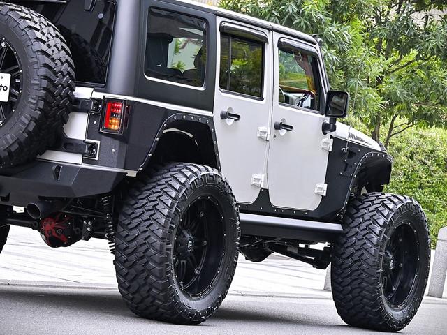 ジープ・ラングラーアンリミテッド ルビコン・ハードロック・フルカスタム・新品電動サイドステップ ・リフトUP・FUEL24in・金属製アーマーフェンダー・社外バンパー・社外グリル・LEDライト・マグナフロー2本出しマフラー・FOX足廻り・社外デフカバー・社外ロールケージ・LEDアンビエントライト(51枚目)