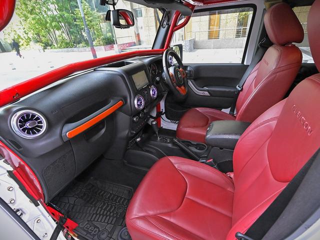 ジープ・ラングラーアンリミテッド ルビコン・ハードロック・フルカスタム・新品電動サイドステップ ・リフトUP・FUEL24in・金属製アーマーフェンダー・社外バンパー・社外グリル・LEDライト・マグナフロー2本出しマフラー・FOX足廻り・社外デフカバー・社外ロールケージ・LEDアンビエントライト(55枚目)