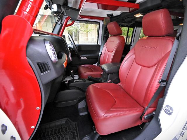 ジープ・ラングラーアンリミテッド ルビコン・ハードロック・フルカスタム・新品電動サイドステップ ・リフトUP・FUEL24in・金属製アーマーフェンダー・社外バンパー・社外グリル・LEDライト・マグナフロー2本出しマフラー・FOX足廻り・社外デフカバー・社外ロールケージ・LEDアンビエントライト(56枚目)