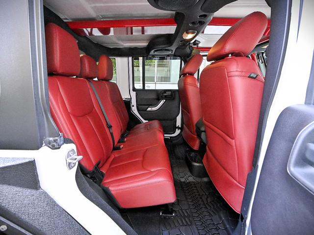 ジープ・ラングラーアンリミテッド ルビコン・ハードロック・フルカスタム・新品電動サイドステップ ・リフトUP・FUEL24in・金属製アーマーフェンダー・社外バンパー・社外グリル・LEDライト・マグナフロー2本出しマフラー・FOX足廻り・社外デフカバー・社外ロールケージ・LEDアンビエントライト(58枚目)