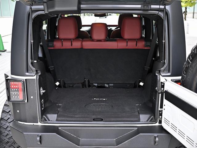 ジープ・ラングラーアンリミテッド ルビコン・ハードロック・フルカスタム・新品電動サイドステップ ・リフトUP・FUEL24in・金属製アーマーフェンダー・社外バンパー・社外グリル・LEDライト・マグナフロー2本出しマフラー・FOX足廻り・社外デフカバー・社外ロールケージ・LEDアンビエントライト(74枚目)