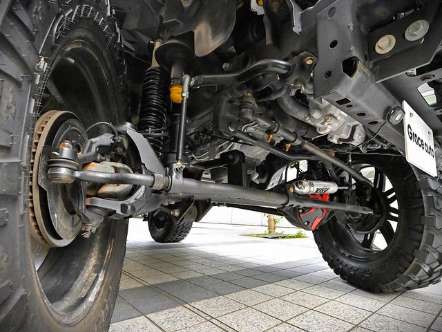 ジープ・ラングラーアンリミテッド ルビコン・ハードロック・フルカスタム・新品電動サイドステップ ・リフトUP・FUEL24in・金属製アーマーフェンダー・社外バンパー・社外グリル・LEDライト・マグナフロー2本出しマフラー・FOX足廻り・社外デフカバー・社外ロールケージ・LEDアンビエントライト(77枚目)