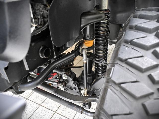 ジープ・ラングラーアンリミテッド ルビコン・ハードロック・フルカスタム・新品電動サイドステップ ・リフトUP・FUEL24in・金属製アーマーフェンダー・社外バンパー・社外グリル・LEDライト・マグナフロー2本出しマフラー・FOX足廻り・社外デフカバー・社外ロールケージ・LEDアンビエントライト(78枚目)