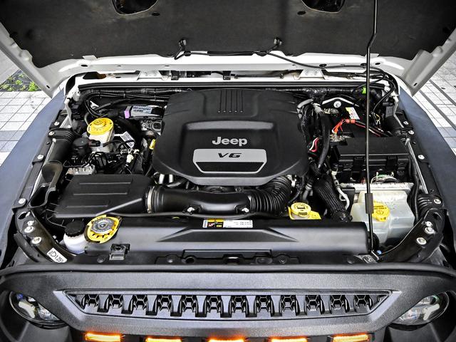 ジープ・ラングラーアンリミテッド ルビコン・ハードロック・フルカスタム・新品電動サイドステップ ・リフトUP・FUEL24in・金属製アーマーフェンダー・社外バンパー・社外グリル・LEDライト・マグナフロー2本出しマフラー・FOX足廻り・社外デフカバー・社外ロールケージ・LEDアンビエントライト(79枚目)