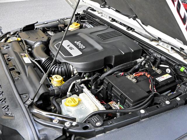 ジープ・ラングラーアンリミテッド ルビコン・ハードロック・フルカスタム・新品電動サイドステップ ・リフトUP・FUEL24in・金属製アーマーフェンダー・社外バンパー・社外グリル・LEDライト・マグナフロー2本出しマフラー・FOX足廻り・社外デフカバー・社外ロールケージ・LEDアンビエントライト(80枚目)