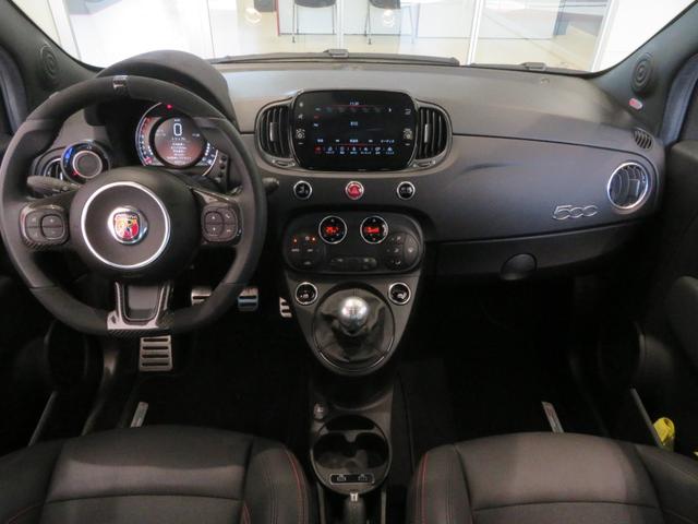 アバルト６９５ コンペティツィオーネ　ＭＴ・左ハンドル・純正ディスプレイ・ＡｐｐｌｅＣａｒＰｌａｙ　ＡｎｄｏｒｏｉｄｏＡｕｔｏ対応・キーレス・ブレンボキャリパー・ＥＴＣ・パーキングセンサー（6枚目）