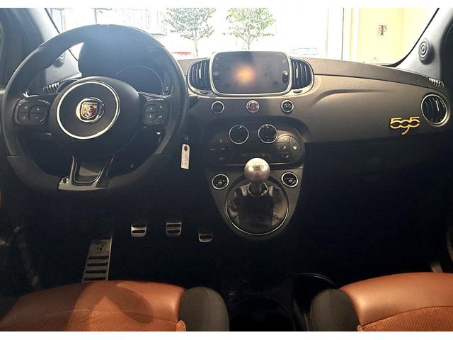 アバルト５９５ コンペティツィオーネ　ＭＴ・ブレンボブレーキキャリパー・１７インチアルミホイール・バックカメラ・純正ディスプレイ・ＡｐｐｌｅＣａｒＰｌａｙ　ＡｎｄｏｒｏｉｄｏＡｕｔｏ対応・キーレス・パーキングセンサー（5枚目）