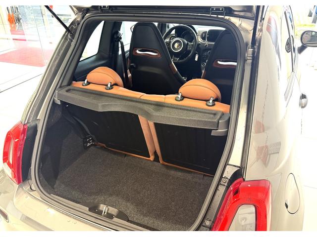 アバルト５９５ コンペティツィオーネ　ＭＴ・ブレンボブレーキキャリパー・１７インチアルミホイール・バックカメラ・純正ディスプレイ・ＡｐｐｌｅＣａｒＰｌａｙ　ＡｎｄｏｒｏｉｄｏＡｕｔｏ対応・キーレス・パーキングセンサー（24枚目）