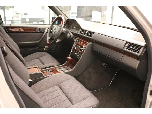 Ｅクラスステーションワゴン Ｅ３２０ステーションワゴン（6枚目）