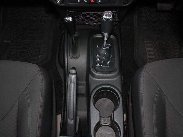 ジープ・ラングラーアンリミテッド スポーツ BlachRhino17AW BFグッドリッチT/A Smittybilt Defenderルーフラック V6EG ゴビC/C カロッツェリアナビ BTオーディオ フルセグTV LEDヘッドライト(22枚目)