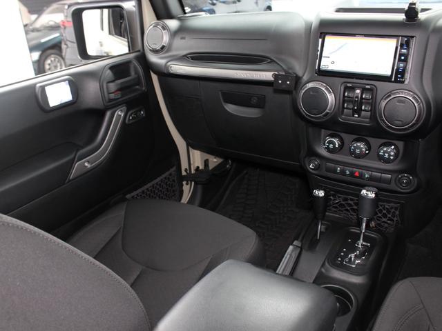 ジープ・ラングラーアンリミテッド スポーツ BlachRhino17AW BFグッドリッチT/A Smittybilt Defenderルーフラック V6EG ゴビC/C カロッツェリアナビ BTオーディオ フルセグTV LEDヘッドライト(38枚目)