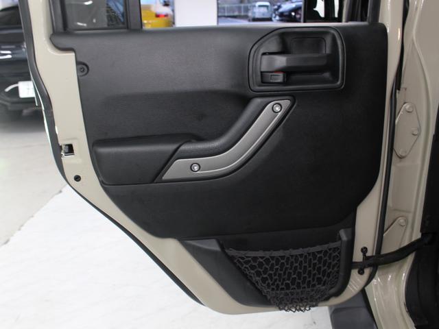 ジープ・ラングラーアンリミテッド スポーツ BlachRhino17AW BFグッドリッチT/A Smittybilt Defenderルーフラック V6EG ゴビC/C カロッツェリアナビ BTオーディオ フルセグTV LEDヘッドライト(43枚目)