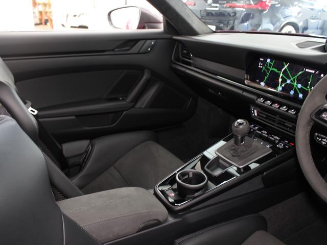 911 911カレラT 右H/7MT/スポーツデザインPKG/カーボンルーフ/カーボンフルバケシート/Rアクスルステア/PDLSプラス/Race-Tex-GTスポーツステア&ルーフライニング/ロゴエンボスコンソール/デカール(38枚目)