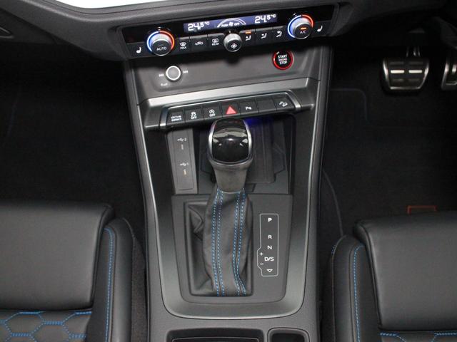 ＲＳ Ｑ３ スポーツバック ベースグレード　ＲＳデザインパッケージエクステンデッドブルー／ブラックスタイリング／２１インチＡＷ／マトリクスＬＥＤ／バーチャルコックピット／アンビエントライト／アダプティブクルコン／スマートフォンインターフェイス（25枚目）