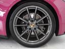 911カレラT 右H/7MT/スポーツデザインPKG/カーボンルーフ/カーボンフルバケシート/Rアクスルステア/PDLSプラス/Race-Tex-GTスポーツステア&ルーフライニング/ロゴエンボスコンソール/デカール(53枚目)