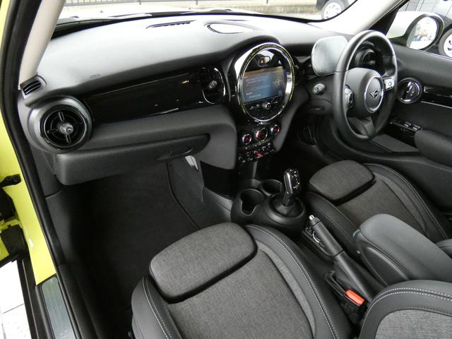 ＭＩＮＩ クーパー　クラシック・トリム　正規認定中古車　保証整備付　バックカメラ　衝突被害軽減ブレーキ　アイドリングストップ　障害物センサー　車線逸脱防止支援システム　クルーズコントロール　ＬＥＤヘッドライト（24枚目）