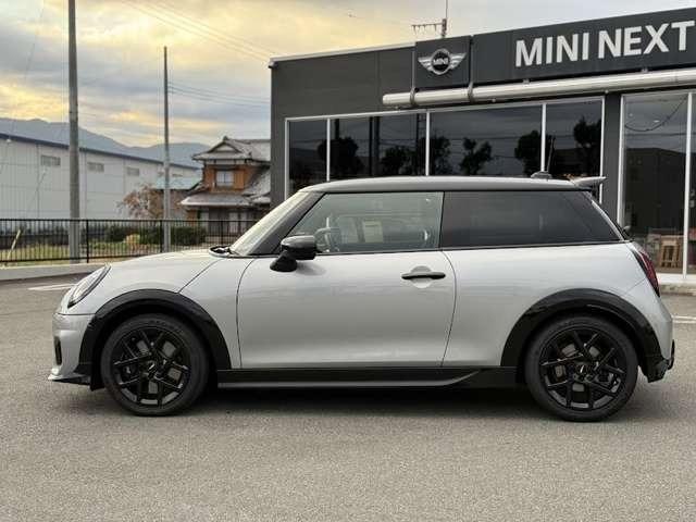 ＭＩＮＩ クーパーＳ　ジョン・クーパー・ワークス・トリム　ミニクーパーＳ３ドア・認定中古車・ジョンクーパーワークストリム・Ｍパッケージ・電動シート・ハーマンカードンスピーカー・１７インチホイール（9枚目）