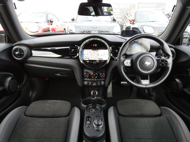 ＭＩＮＩ ジョンクーパーワークス　正規認定中古車　保証整備付　ナビ　ＥＴＣ　バックカメラ　衝突軽減ブレーキ　アイドリングストップ　障害物ソナー　レーンキープ　クルコン　ＬＥＤライト　純正ホイール（3枚目）