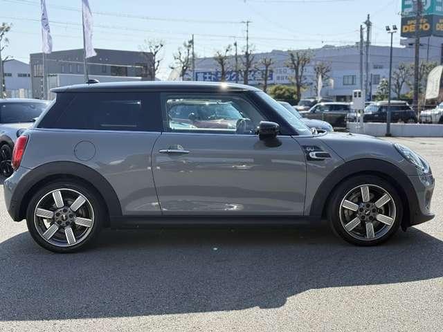 MINI クーパー 60イヤーズエディション 正規認定中古車 ナビ ETC ドラレコ バックカメラ 衝突軽減ブレーキ アイドリングストップ 障害物ソナー クルコン 純正ホイール(12枚目)