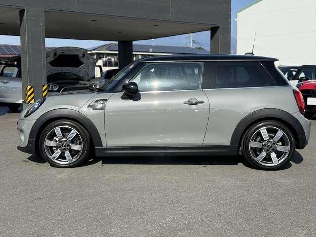 MINI クーパー 60イヤーズエディション 正規認定中古車 ナビ ETC ドラレコ バックカメラ 衝突軽減ブレーキ アイドリングストップ 障害物ソナー クルコン 純正ホイール(17枚目)